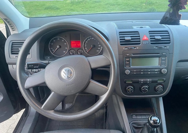 Volkswagen Golf cena 9500 przebieg: 250000, rok produkcji 2004 z Więcbork małe 106